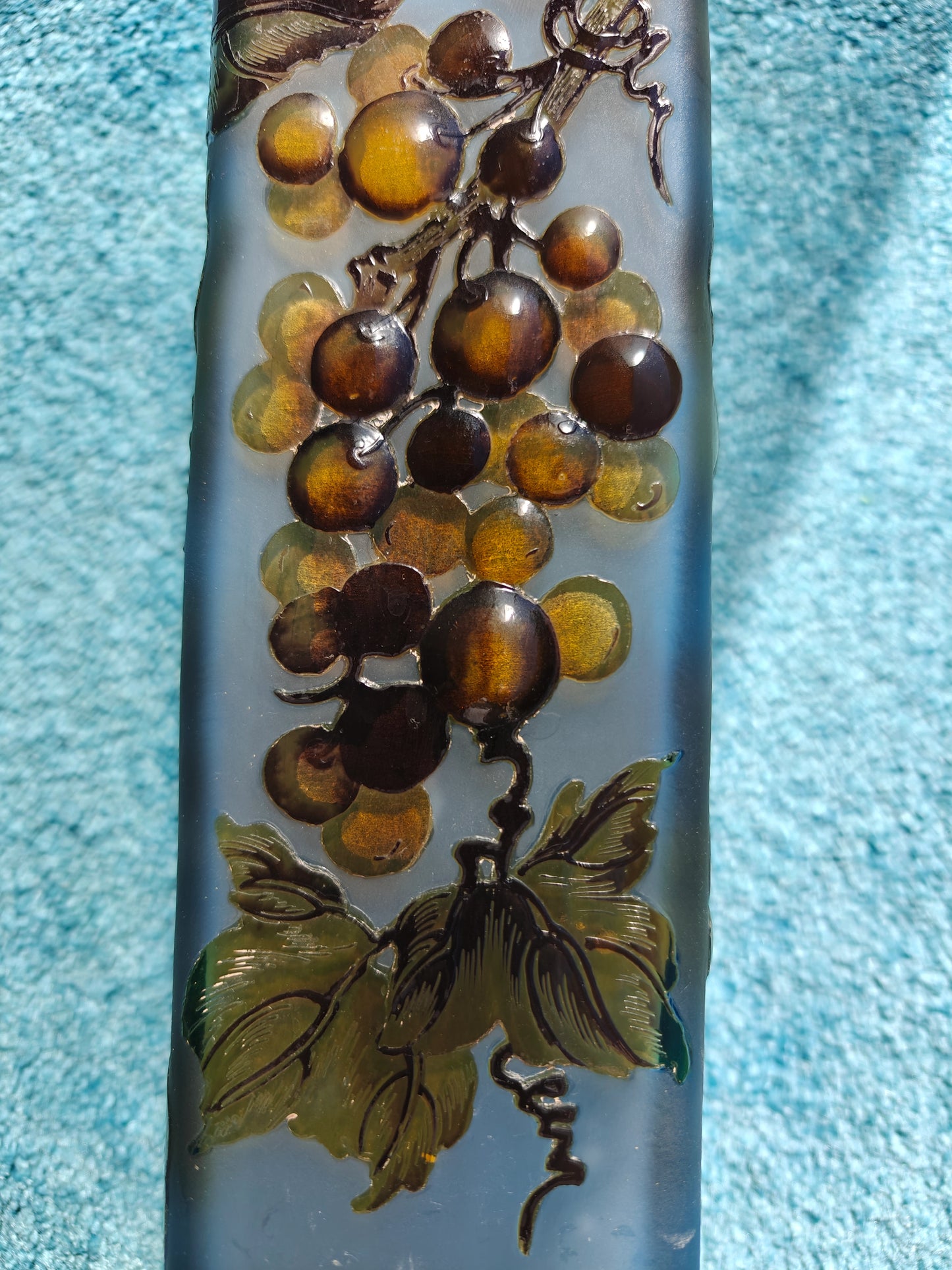 decoration-vase-verre-tip-gallé-fruit-raisin-bleu