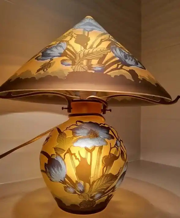 Lampe avec signature type "GALLE' " avec 2 éclairages (pied et abat-jour)