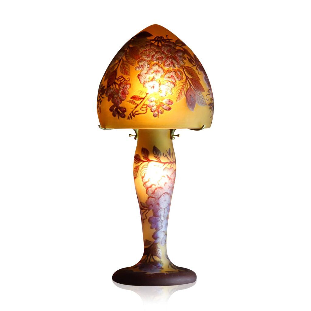 Lampe en verre multicouche, gravée à l’acide, décor Art nouveau